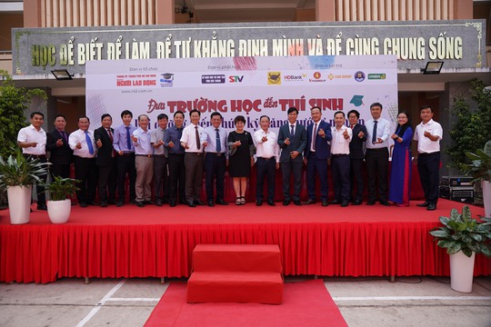 (NLĐO)- Sáng 12-3, chương trình “Đưa trường học đến thí sinh” do Báo Người Lao Động tổ chức diễn ra tại Trường THPT Thành phố Sóc Trăng, tỉnh Sóc Trăng. Chương trình được truyền hình trực tiế