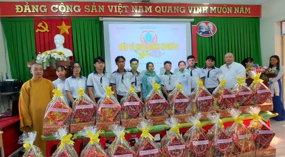 Trao quà cho học sinh có hoàn cảnh khó khăn nhân dịp tết Tân Sửu